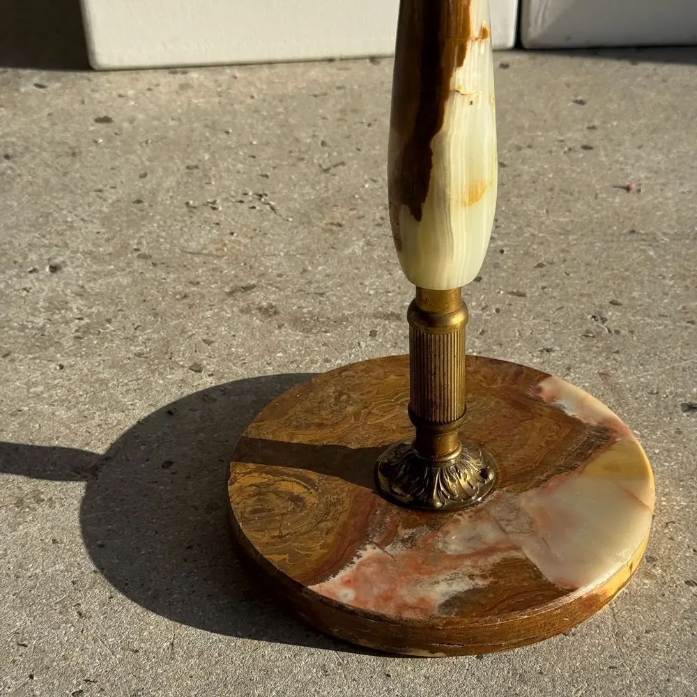 Decorative objects - Alabaster ashtray on stand with gold metal frame H61 D18 - OFFICE OBJETS
