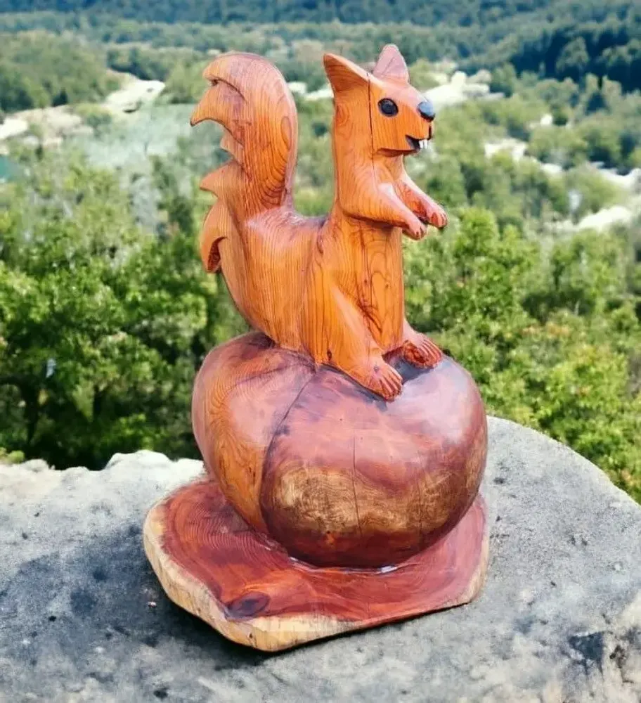Pièces uniques - Ecureuil sculpté en bois de if - BOIS DE LION