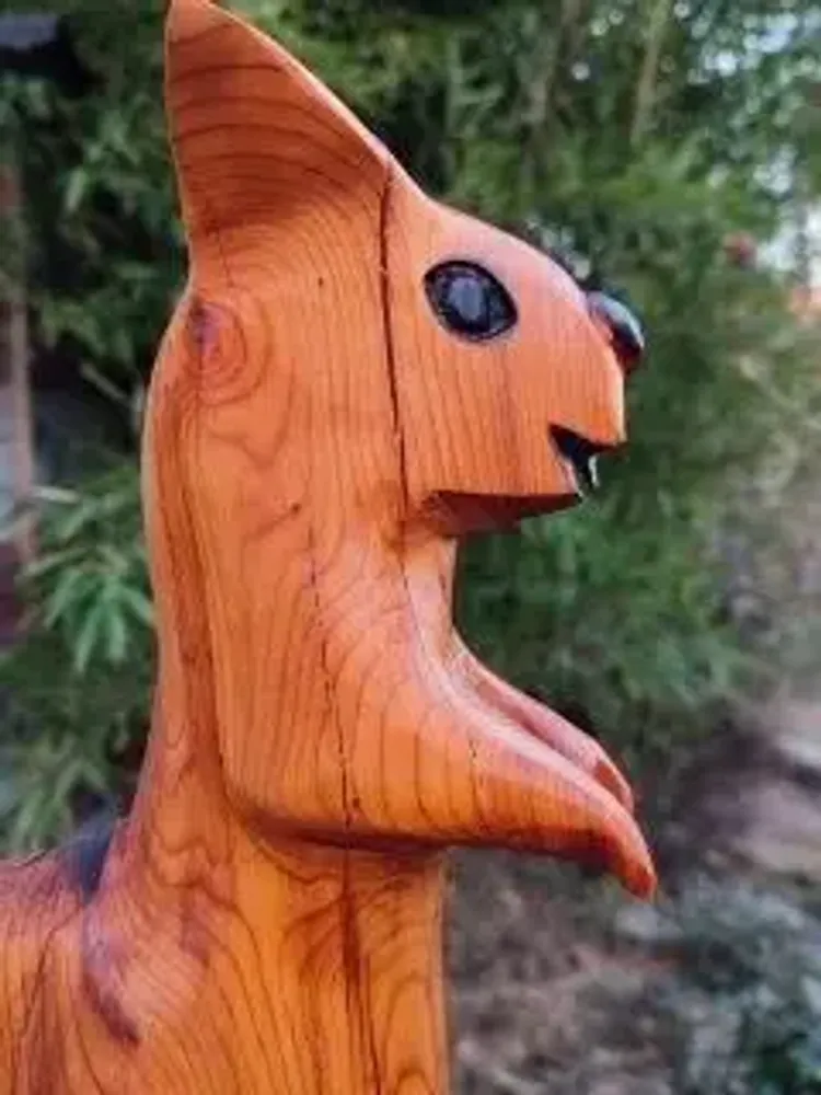 Pièces uniques - Ecureuil sculpté en bois de if - BOIS DE LION