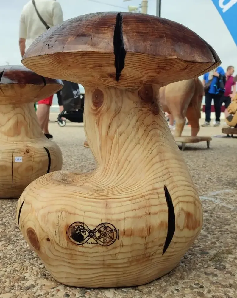 Pièces uniques - Champignons tabourets sculptés en bois - BOIS DE LION