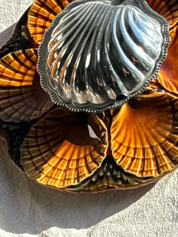 Assiettes de réception - Lot de 12 assiettes à huîtres ou coquillages en céramique brune vernis - OFFICE OBJETS