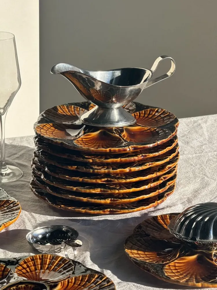 Assiettes de réception - Lot de 12 assiettes à huîtres ou coquillages en céramique brune vernis - OFFICE OBJETS