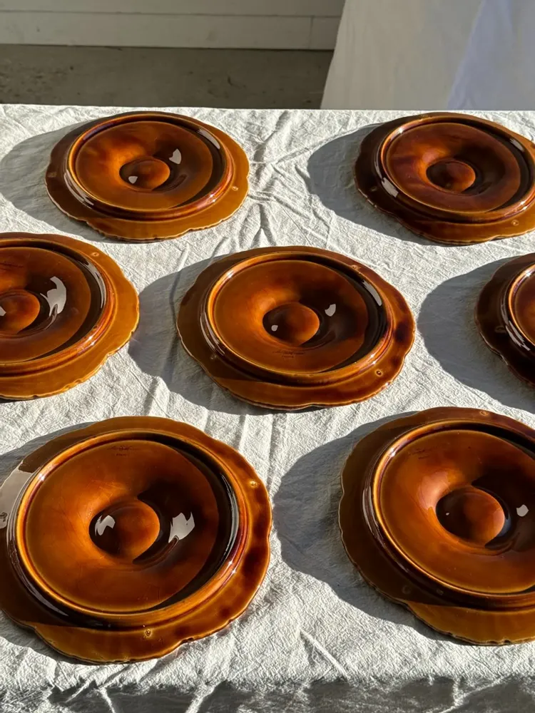 Assiettes de réception - Lot de 12 assiettes à huîtres ou coquillages en céramique brune vernis - OFFICE OBJETS