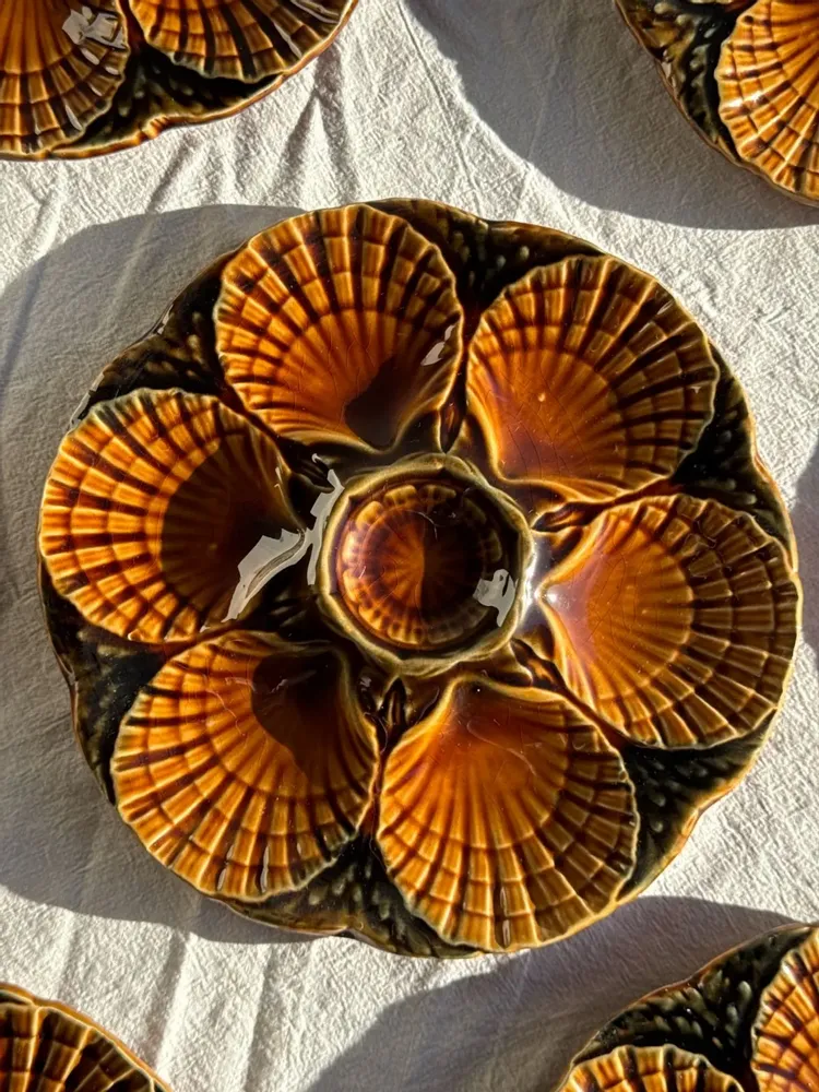 Assiettes de réception - Lot de 12 assiettes à huîtres ou coquillages en céramique brune vernis - OFFICE OBJETS