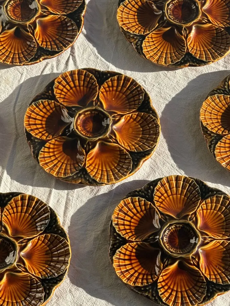 Assiettes de réception - Lot de 12 assiettes à huîtres ou coquillages en céramique brune vernis - OFFICE OBJETS