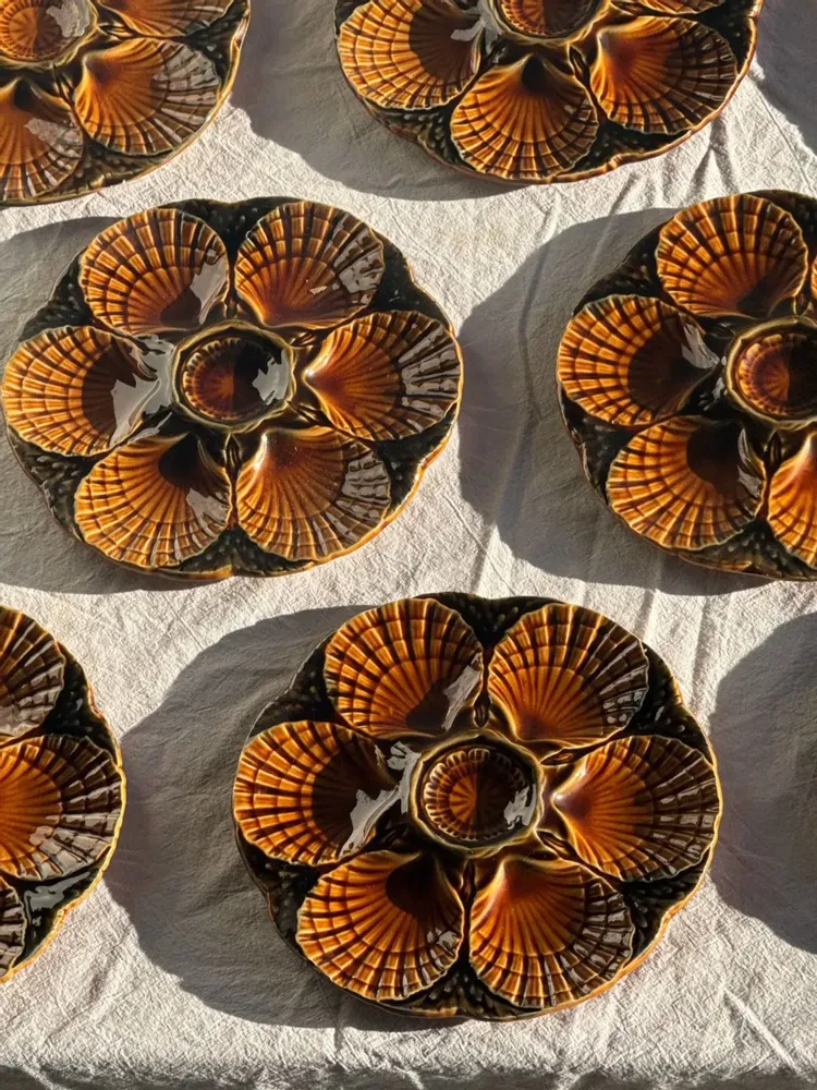 Assiettes de réception - Lot de 12 assiettes à huîtres ou coquillages en céramique brune vernis - OFFICE OBJETS