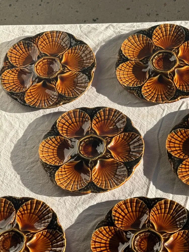 Assiettes de réception - Lot de 12 assiettes à huîtres ou coquillages en céramique brune vernis - OFFICE OBJETS