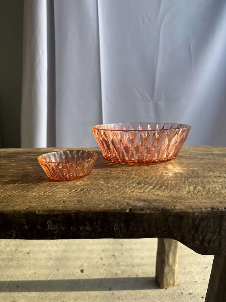 Plats et saladiers - Service en verre rose vintage composé d'un saladier et de 8 coupelles - OFFICE OBJETS