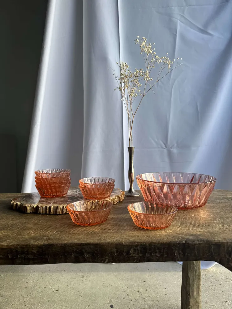 Plats et saladiers - Service en verre rose vintage composé d'un saladier et de 8 coupelles - OFFICE OBJETS