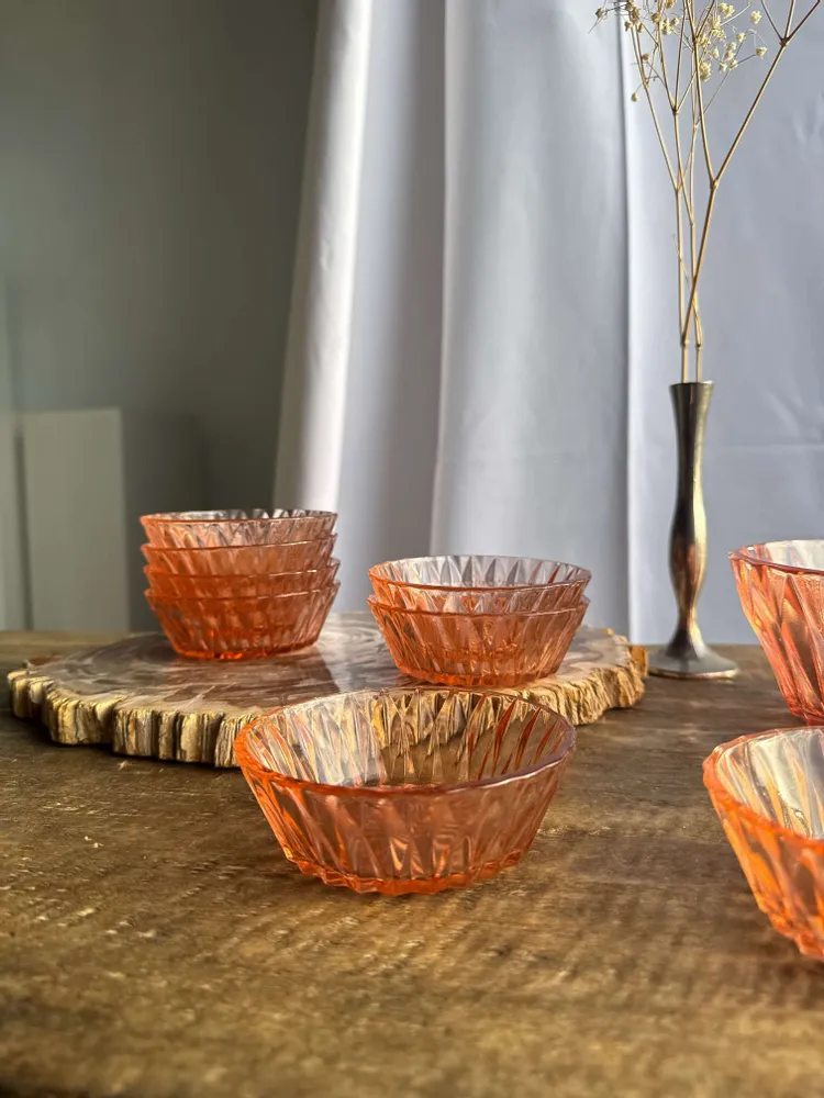 Plats et saladiers - Service en verre rose vintage composé d'un saladier et de 8 coupelles - OFFICE OBJETS