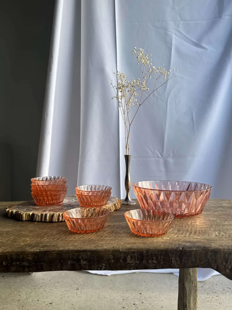 Plats et saladiers - Service en verre rose vintage composé d'un saladier et de 8 coupelles - OFFICE OBJETS