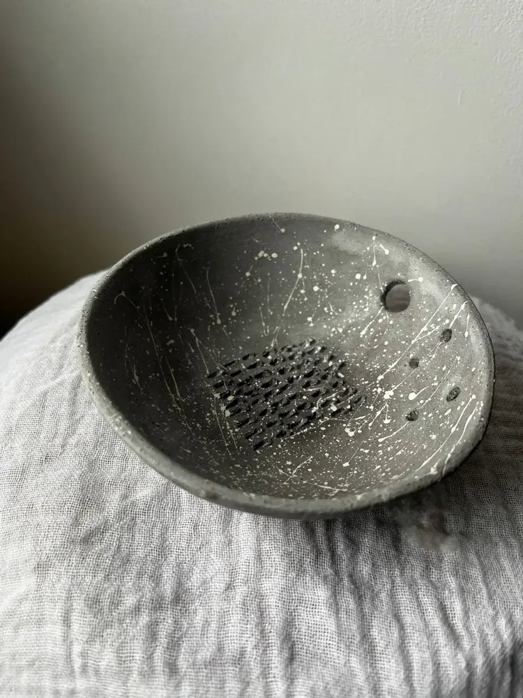 Couverts & ustensiles de cuisine - Assiette à râper - OLU.T DESIGNS