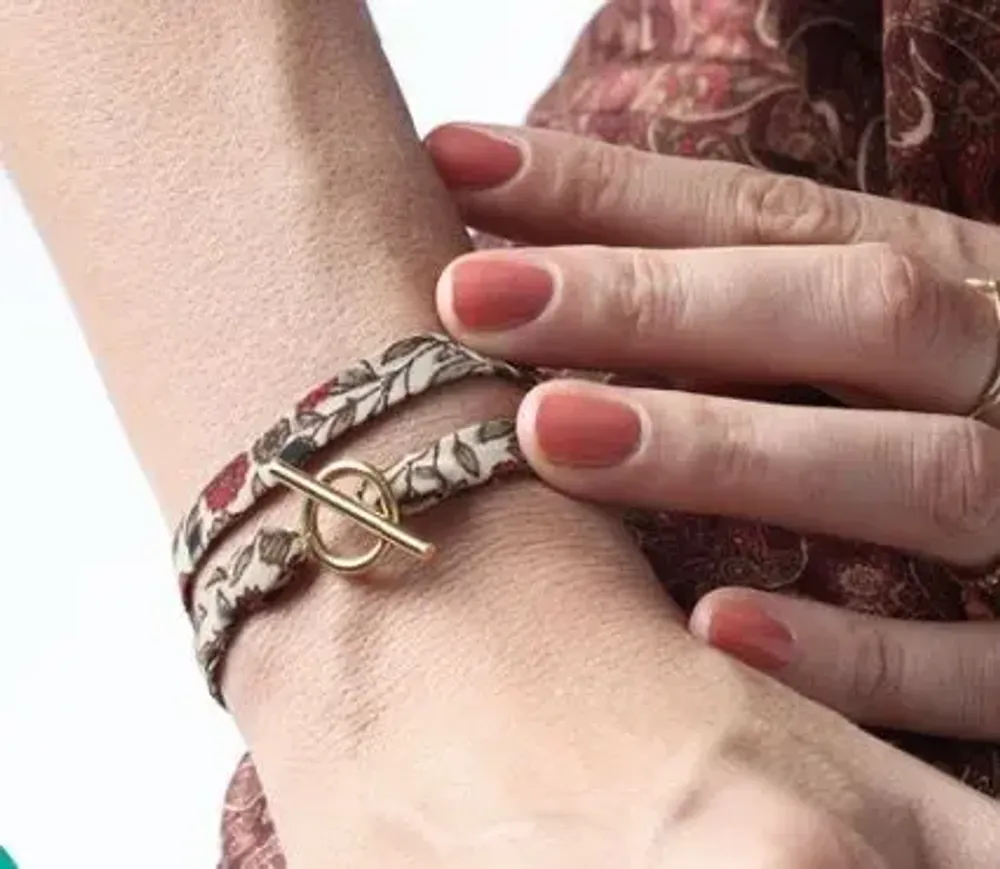 Bracelets - Bracelets en tissu recyclé : macramé, breloques et pompons en sari - I WAS A SARI