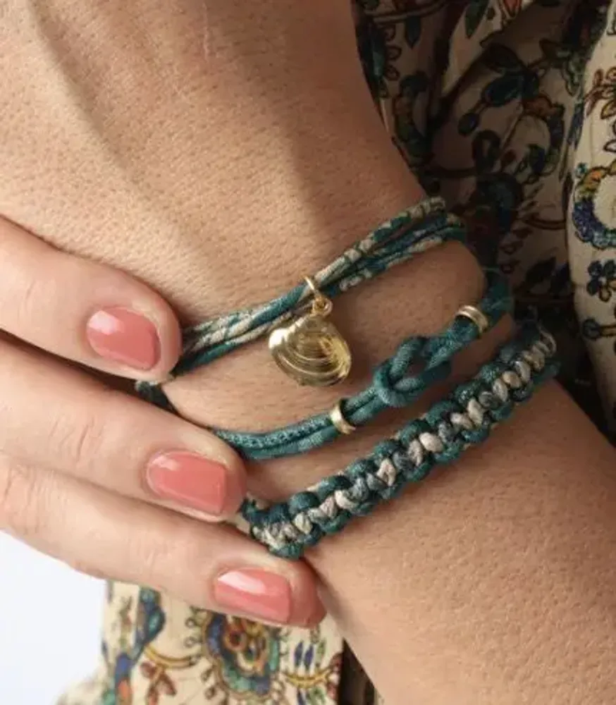 Bracelets - Bracelets en tissu recyclé : macramé, breloques et pompons en sari - I WAS A SARI