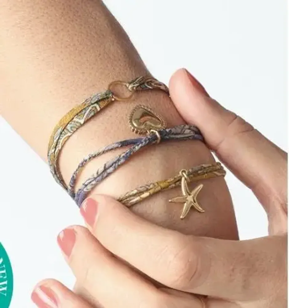 Bracelets - Bracelets en tissu recyclé : macramé, breloques et pompons en sari - I WAS A SARI