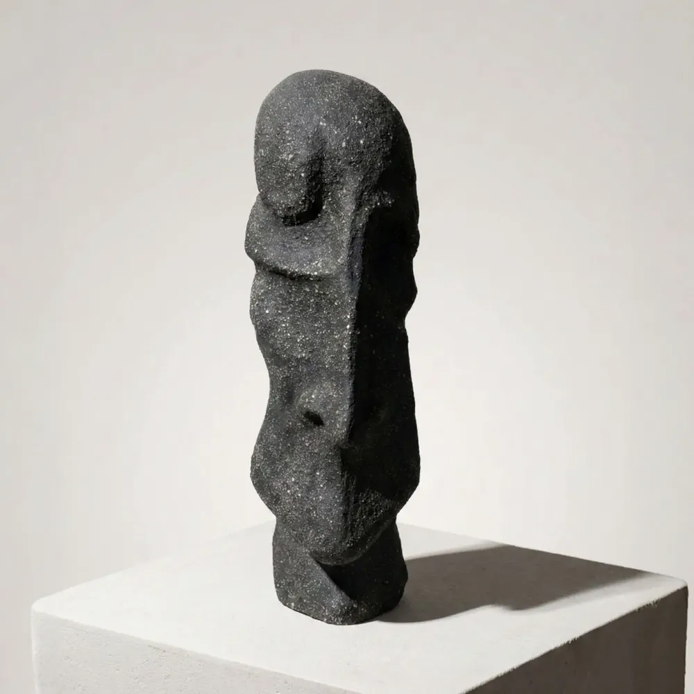 Pièces uniques - Statue « Linger of a Caged Voice », grès oxydé, 41 cm - SNEFERU