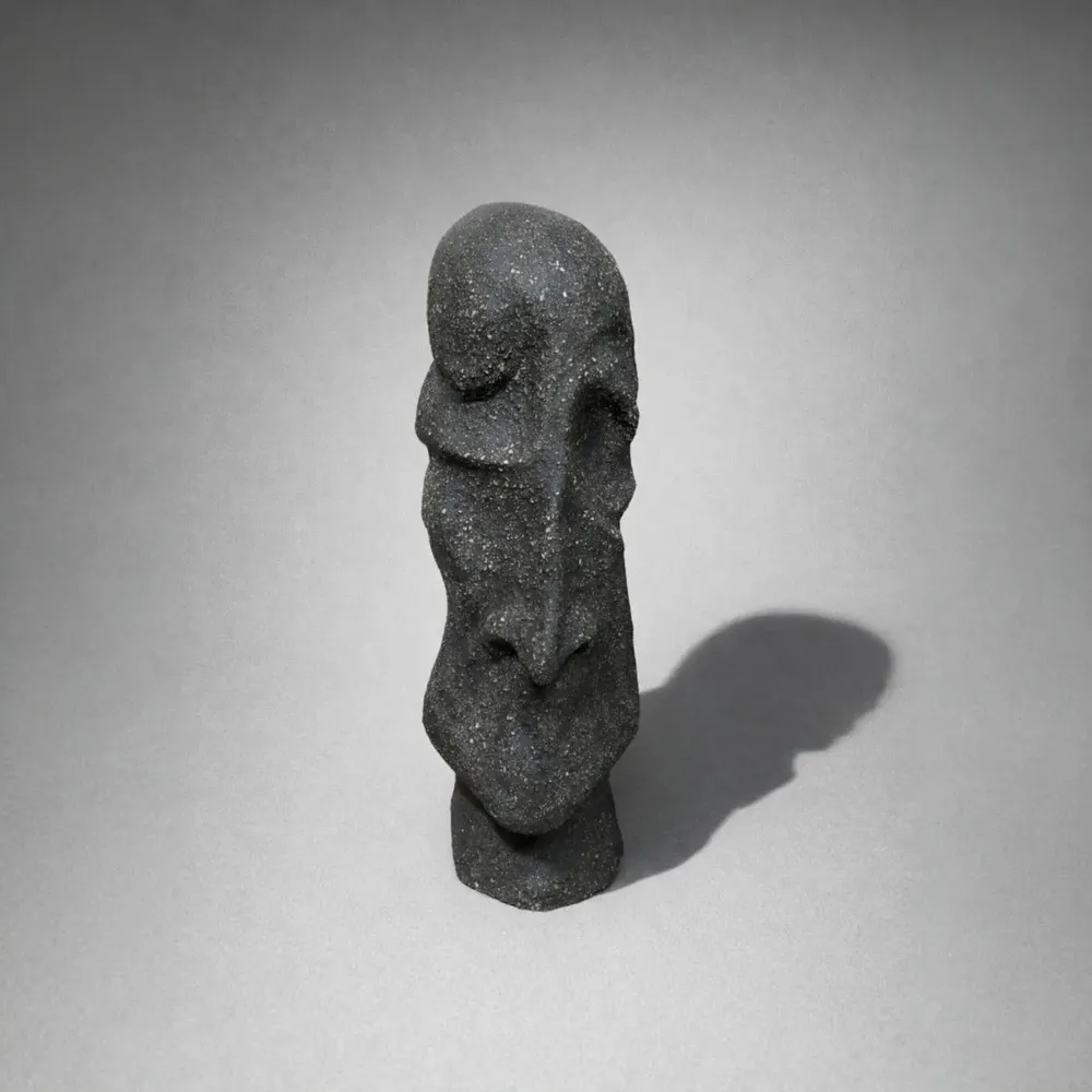 Pièces uniques - Statue « Linger of a Caged Voice », grès oxydé, 41 cm - SNEFERU