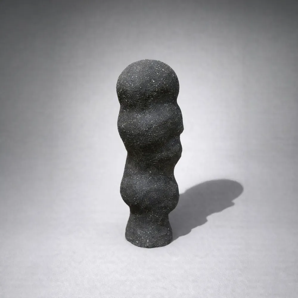 Pièces uniques - Statue « Linger of a Caged Voice », grès oxydé, 41 cm - SNEFERU