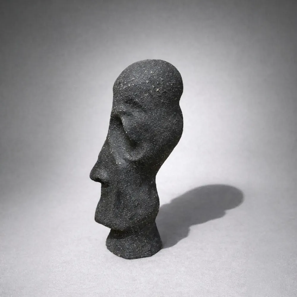 Pièces uniques - Statue « Linger of a Caged Voice », grès oxydé, 41 cm - SNEFERU