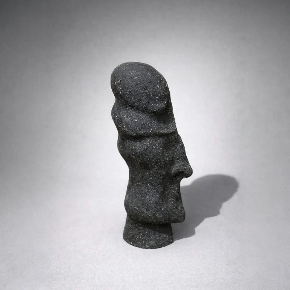 Pièces uniques - Statue « Linger of a Caged Voice », grès oxydé, 41 cm - SNEFERU