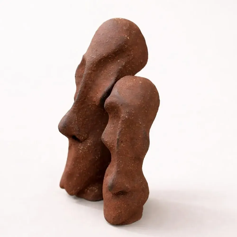 Pièces uniques - Ensemble de statues « Linger of a Caged Voice », grès oxydé, 19–24 cm - SNEFERU