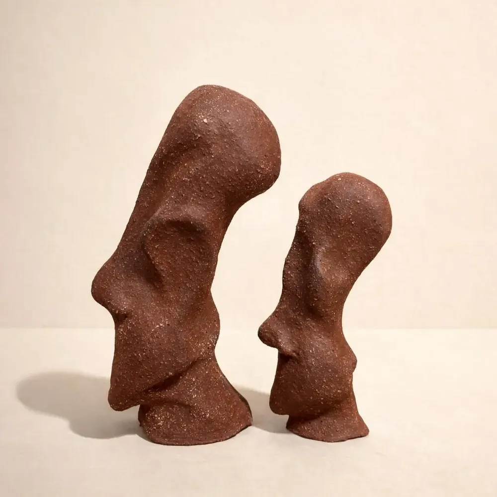 Pièces uniques - Ensemble de statues « Linger of a Caged Voice », grès oxydé, 19–24 cm - SNEFERU