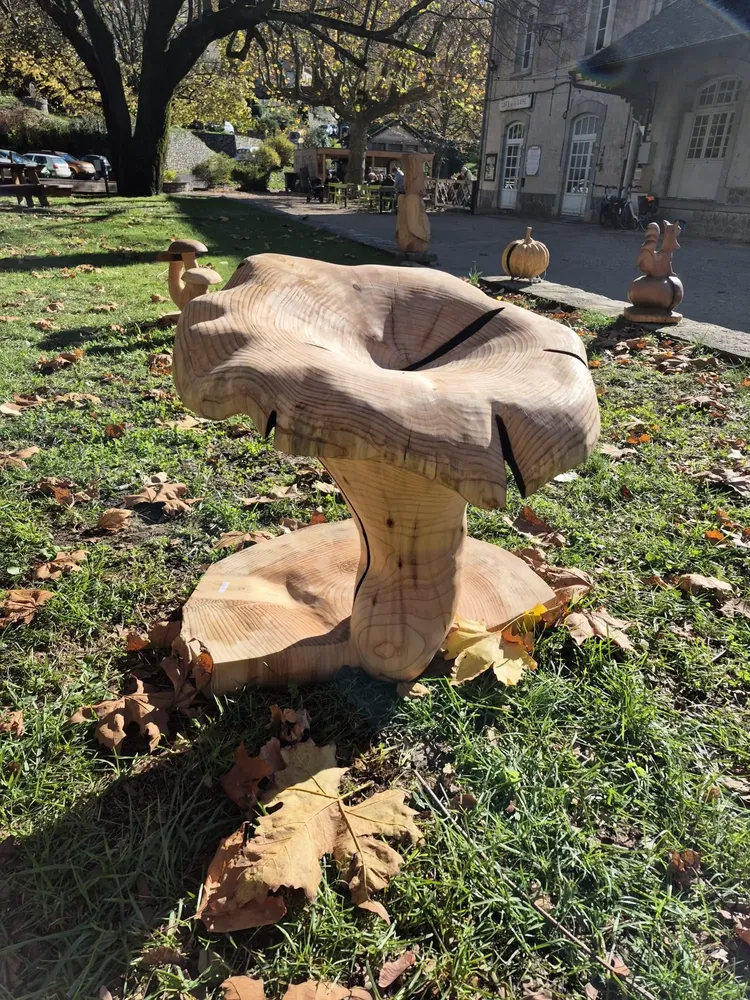 Pièces uniques - Girolles tabourets sculptées en bois - BOIS DE LION