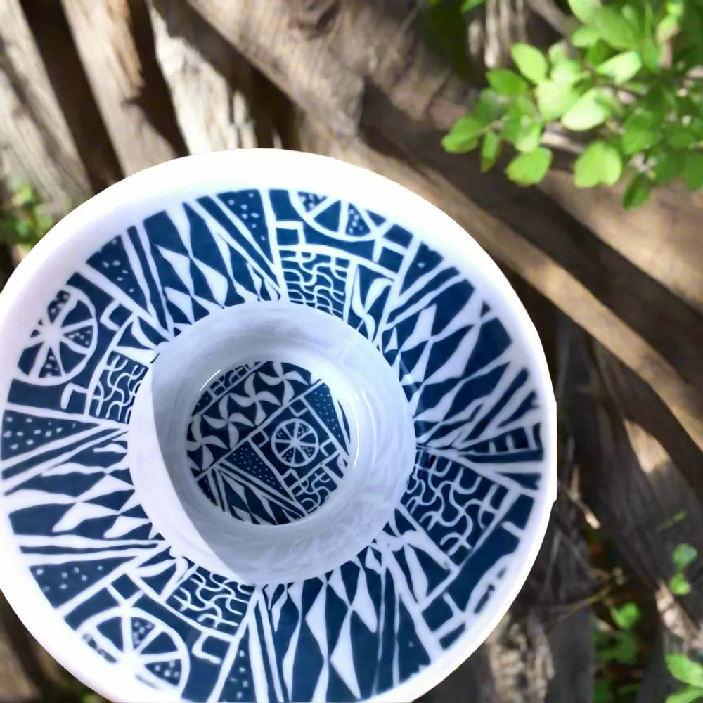 Cadeaux - Mug personnalisable en porcelaine fine française : motif Ndop bleu camerounais, élégance sur mesure - KEMI HOME ART