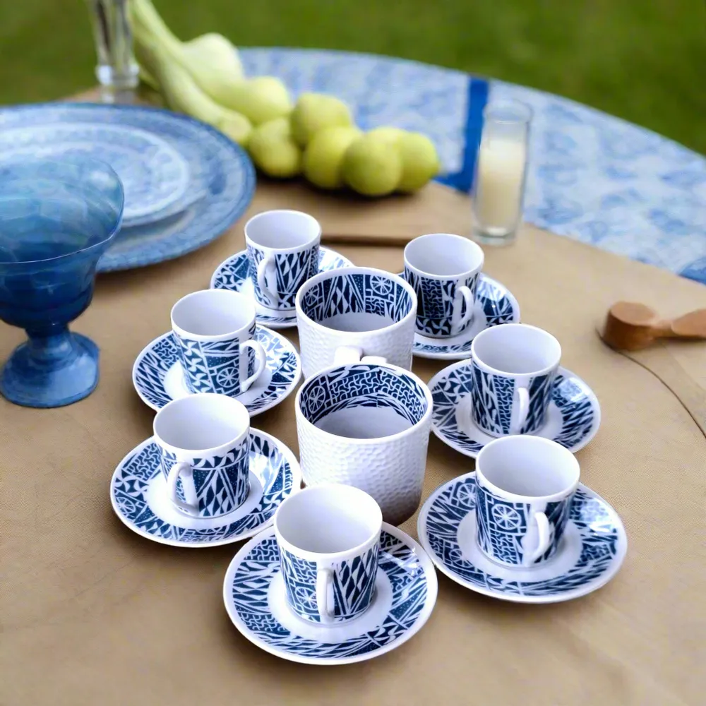 Cadeaux - Mug personnalisable en porcelaine fine française : motif Ndop bleu camerounais, élégance sur mesure - KEMI HOME ART