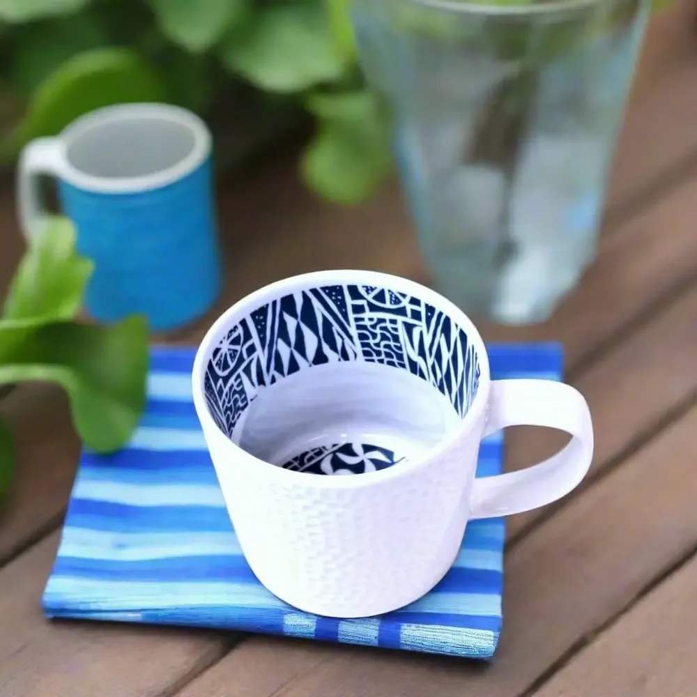 Cadeaux - Mug personnalisable en porcelaine fine française : motif Ndop bleu camerounais, élégance sur mesure - KEMI HOME ART