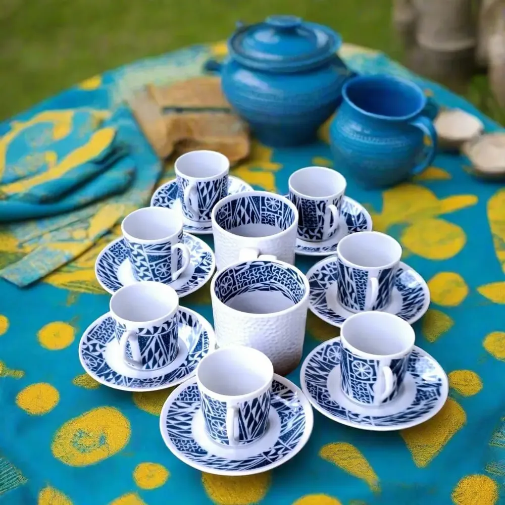 Cadeaux - Mug personnalisable en porcelaine fine française : motif Ndop bleu camerounais, élégance sur mesure - KEMI HOME ART