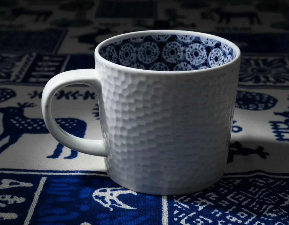 Cadeaux - Mug Indigo Personnalisable : Porcelaine Française aux Motifs Solaires Africains, Créations Uniques et Sur Mesure - KEMI HOME ART
