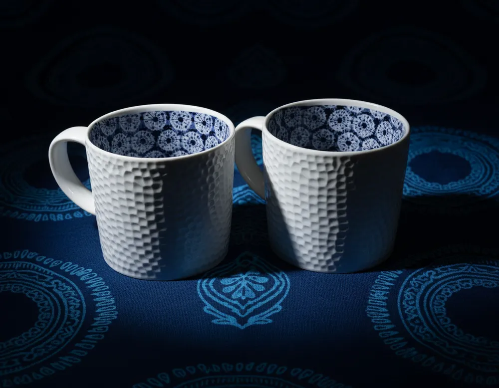 Cadeaux - Mug Indigo Personnalisable : Porcelaine Française aux Motifs Solaires Africains, Créations Uniques et Sur Mesure - KEMI HOME ART