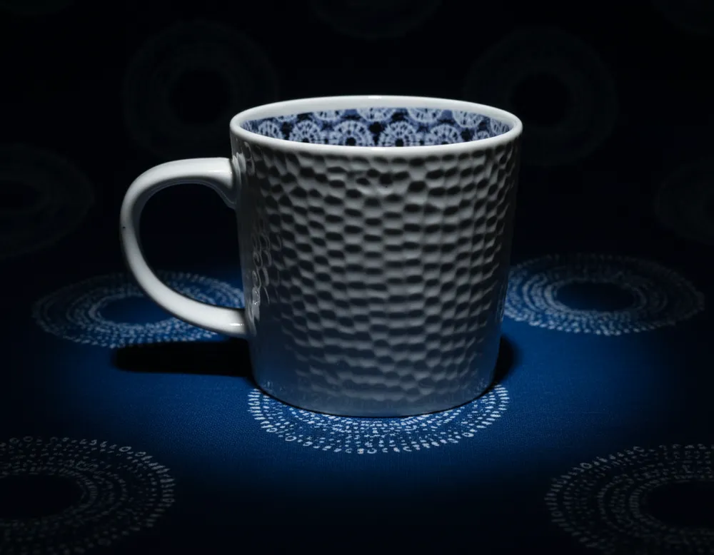 Cadeaux - Mug Indigo Personnalisable : Porcelaine Française aux Motifs Solaires Africains, Créations Uniques et Sur Mesure - KEMI HOME ART