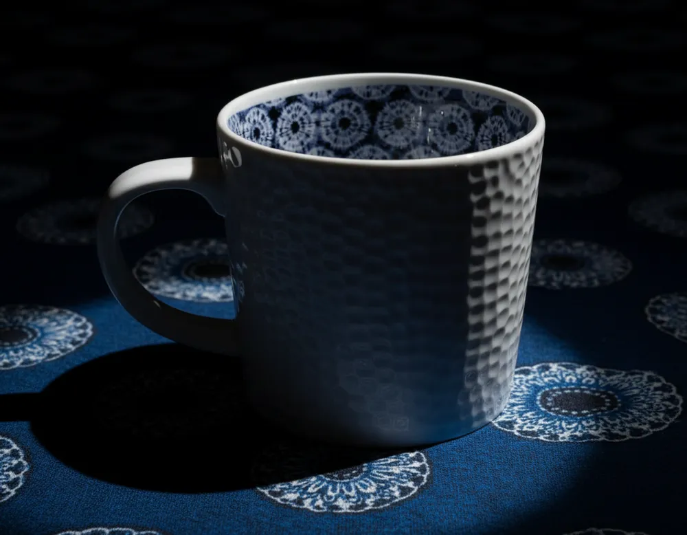 Cadeaux - Mug Indigo Personnalisable : Porcelaine Française aux Motifs Solaires Africains, Créations Uniques et Sur Mesure - KEMI HOME ART