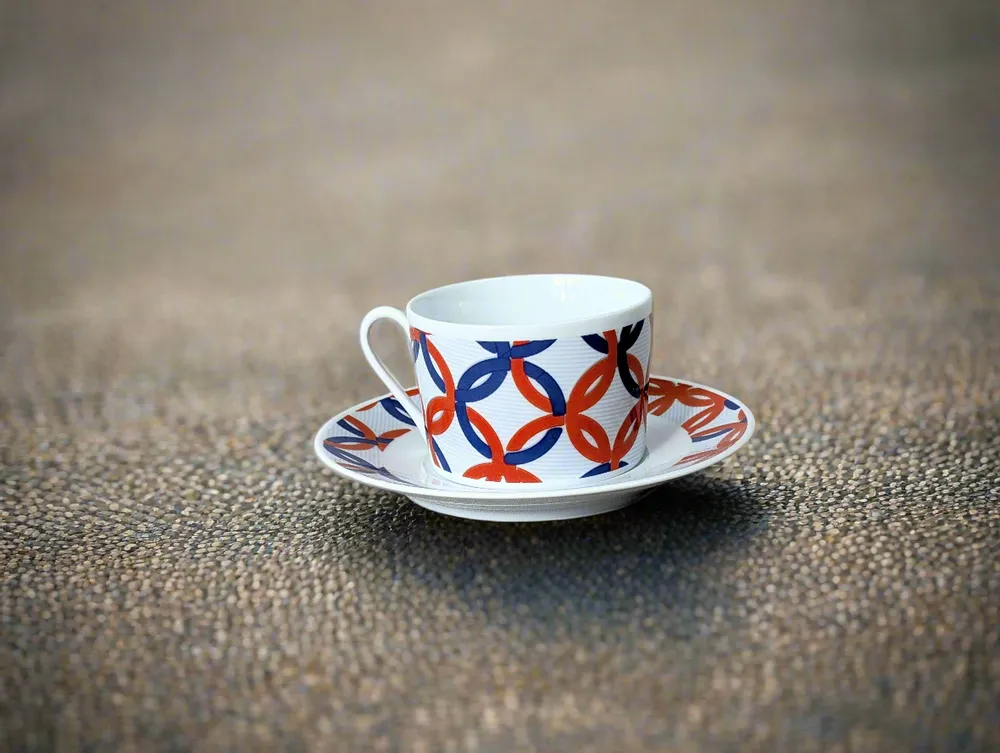Cadeaux - Élégante tasse à thé personnalisable en porcelaine française avec motifs WAX africains - Soucoupe assortie - Pièce unique sur commande - KEMI HOME ART