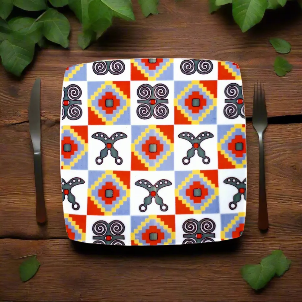 Cadeaux - Édition Limitée : Coffret de 12 Assiettes en Porcelaine Française Personnalisables aux Symboles Adinkra - Artisanat d'Excellence - KEMI HOME ART
