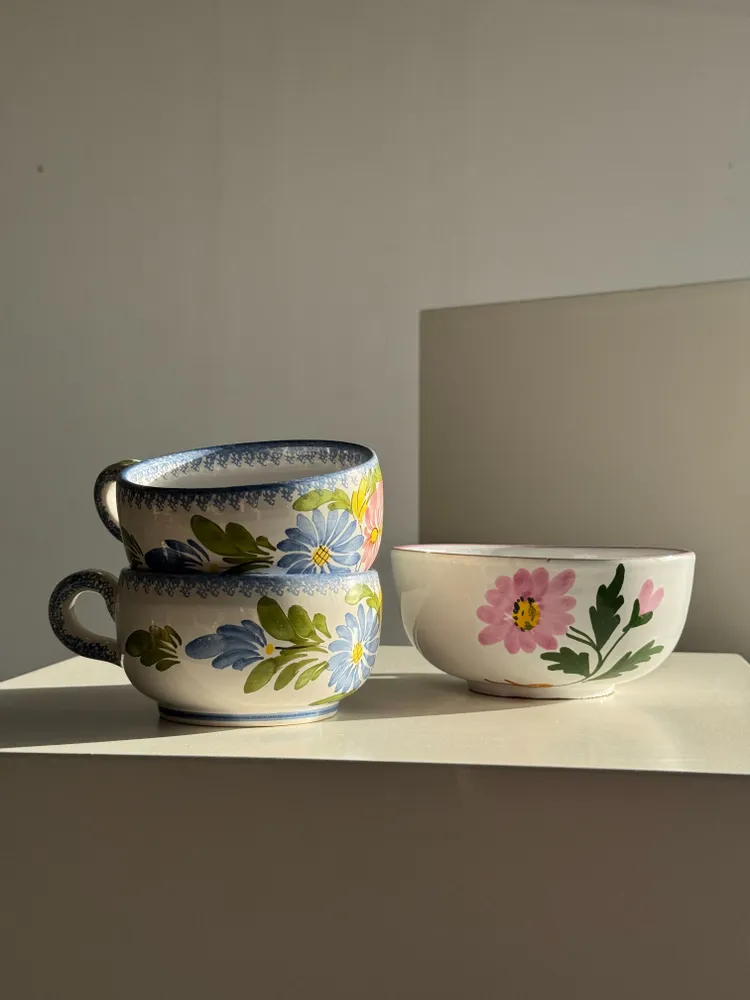 Tasses et mugs - Grande tasse en faïence à liseré rose et motif de fleurs rose H7 D15 - OFFICE OBJETS