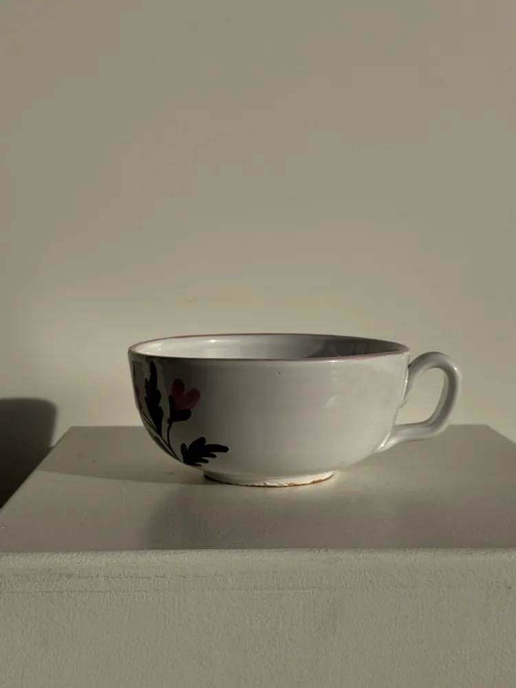 Tasses et mugs - Grande tasse en faïence à liseré rose et motif de fleurs rose H7 D15 - OFFICE OBJETS