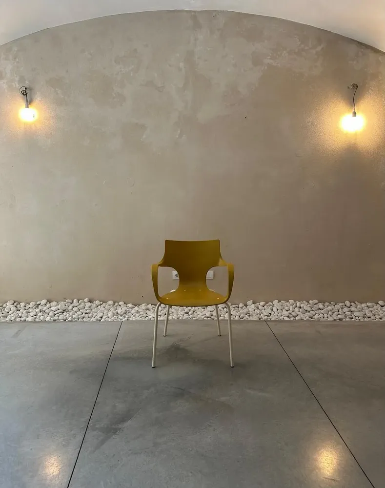 Chaises pour collectivités - CHAISE ERBI CHAMI, structure en acier peint, usage interne et externe - STILFIBRA