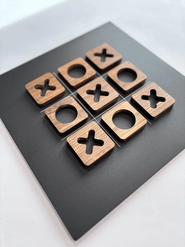 Objets design - Plateau de jeu Tic Tac Toe - Ensemble de pièces de jeu en bois massif - SHALL WE PLAY A GAME?