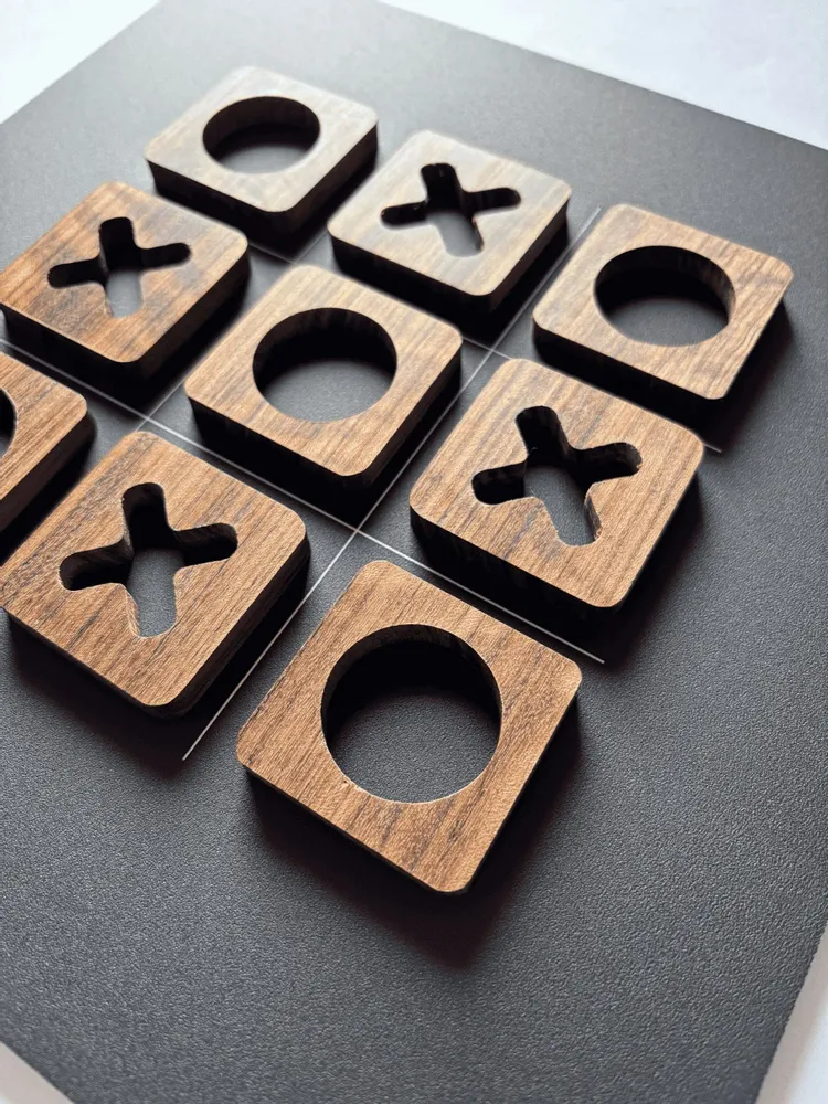 Objets design - Plateau de jeu Tic Tac Toe - Ensemble de pièces de jeu en bois massif - SHALL WE PLAY A GAME?