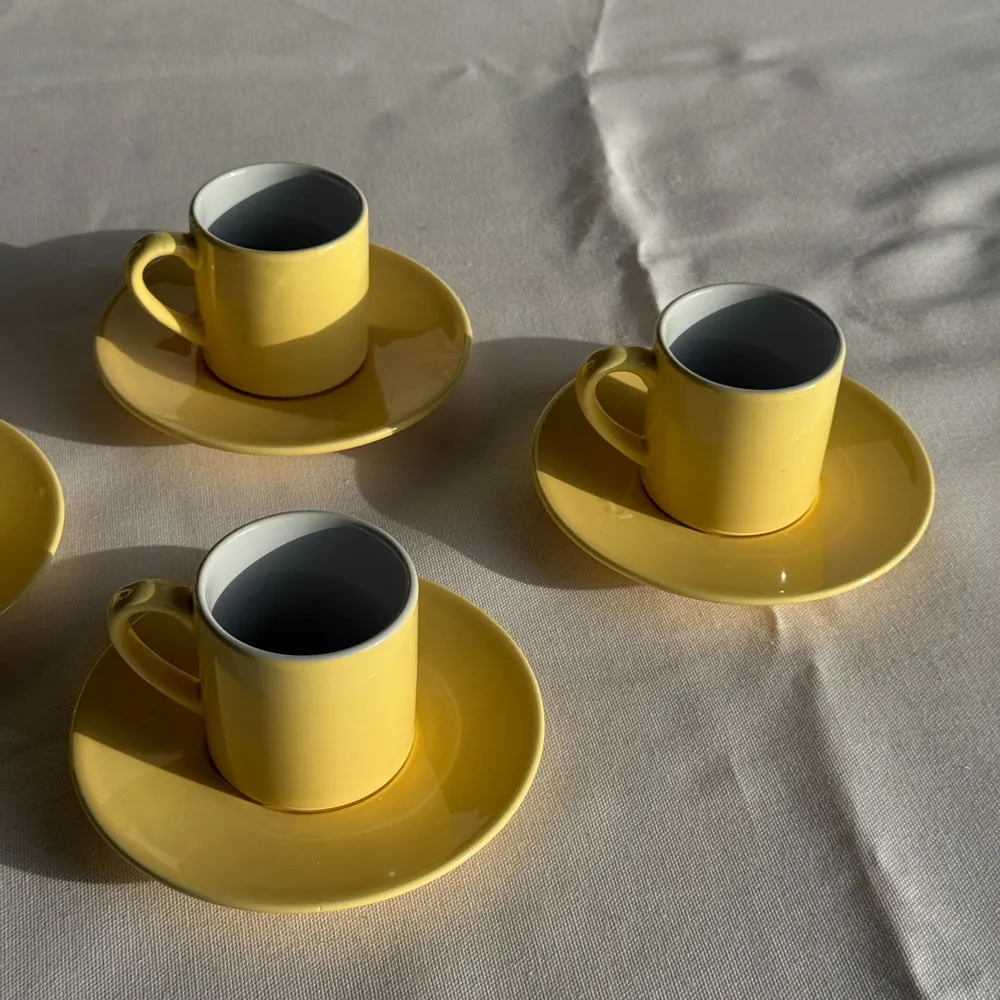 Mugs - Set of 4 Italian espresso cups and vintage yellow saucers - OFFICE OBJETS