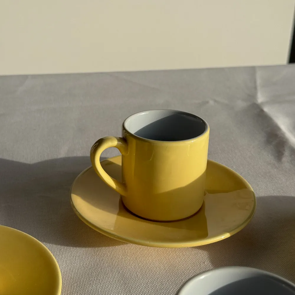 Mugs - Set of 4 Italian espresso cups and vintage yellow saucers - OFFICE OBJETS