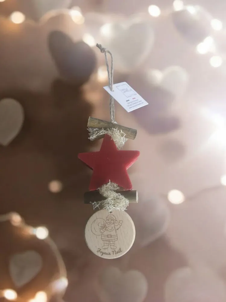 Savons - Tresse 1 Savon Etoile Fruit Rouge avec Rond Bois Gravé "Père Noël Debout" - FABRIQUE LOMAELLE