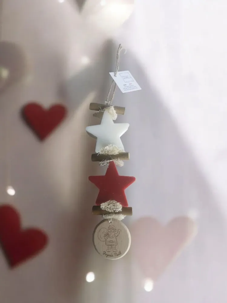 Savons - Tresse 1 Savon Etoile Blanche 1 Savon Etoile Fruit Rouge avec Rond Bois Gravé "Père Noël Debout" - FABRIQUE LOMAELLE