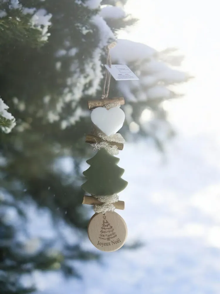 Savons - Tresse 1 Savon Cœur Blanc 1 Sapin Vert Parfum Cèdre avec Rond Bois Gravé " Sapin de Noël" - FABRIQUE LOMAELLE