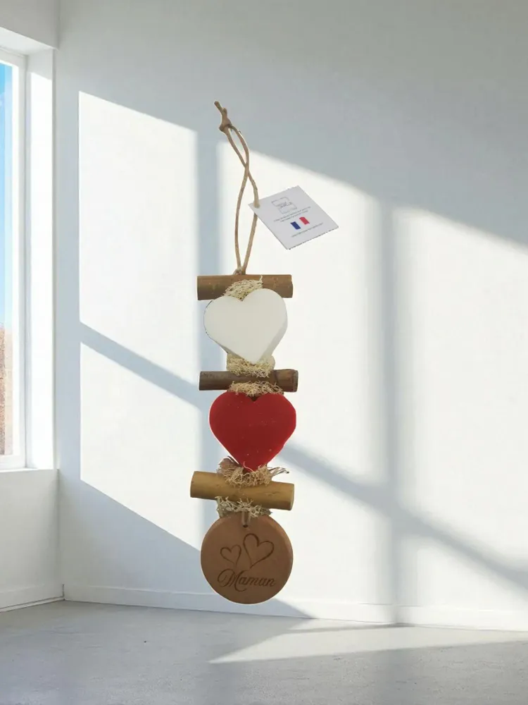 Savons - Tresse 1 Cœur Bergamotte 1 Cœur Fruit rouge 1 Rond bois gravé "Maman" - FABRIQUE LOMAELLE