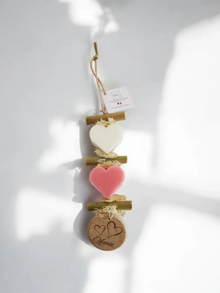 Savons - Tresse 1 Cœur Bergamotte 1 Cœur Rose 1 Rond bois "Mamie" - FABRIQUE LOMAELLE