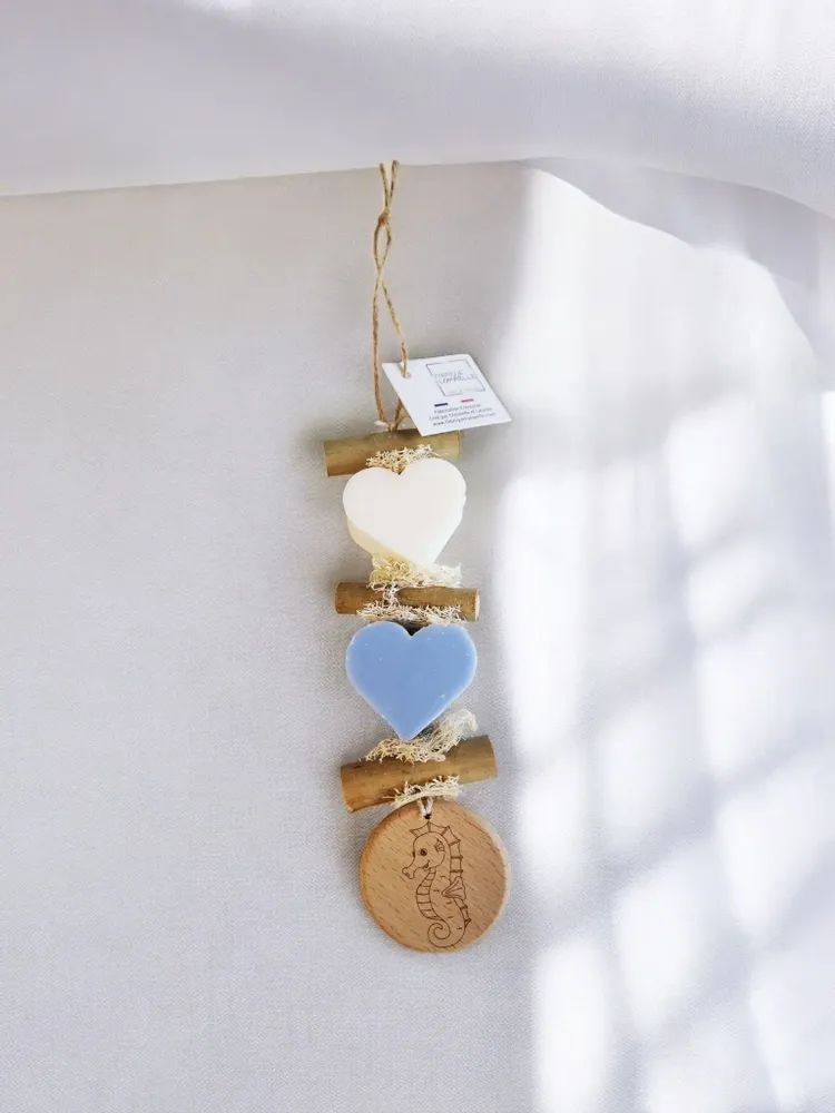 Savons - Tresse 1 Cœur Bergamotte 1 Cœur écume 1 Rond bois "Hippocampe" - FABRIQUE LOMAELLE